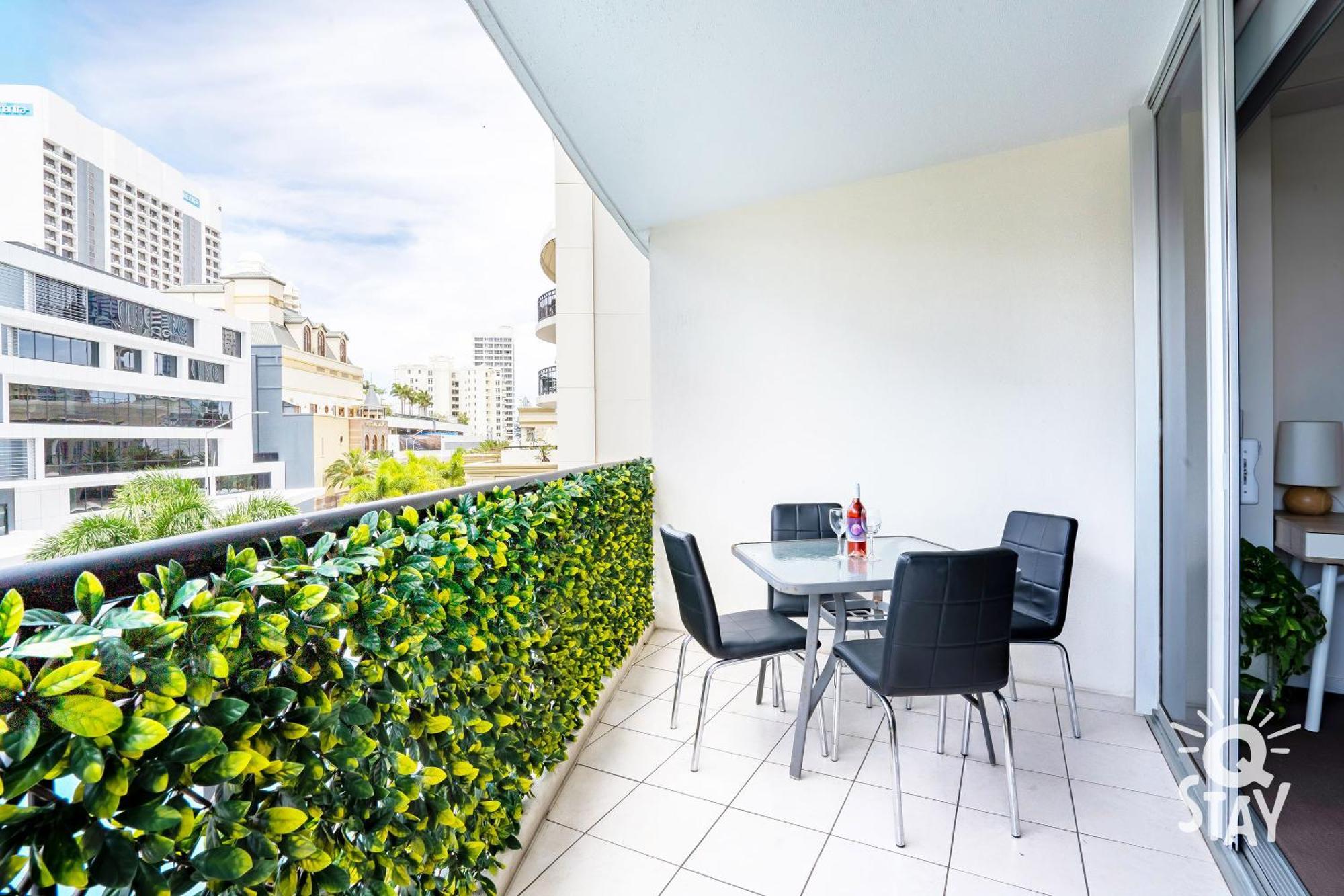 Apartment Chevron Renaissance Surfers Paradise Mid Week Madness Deal - Q Gold Coast