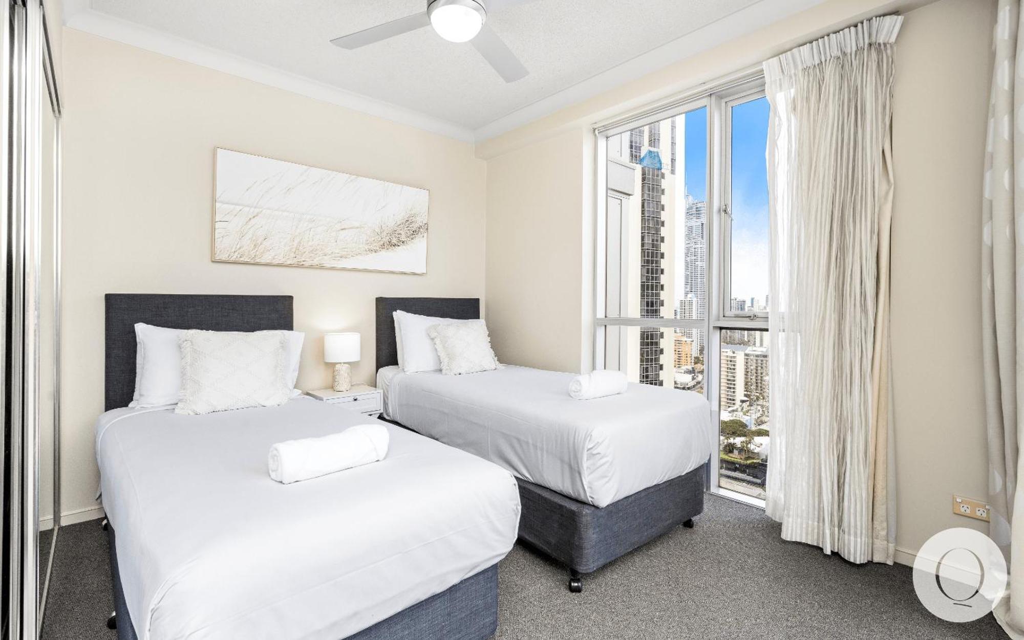 Apartment Chevron Renaissance Surfers Paradise Mid Week Madness Deal - Q *