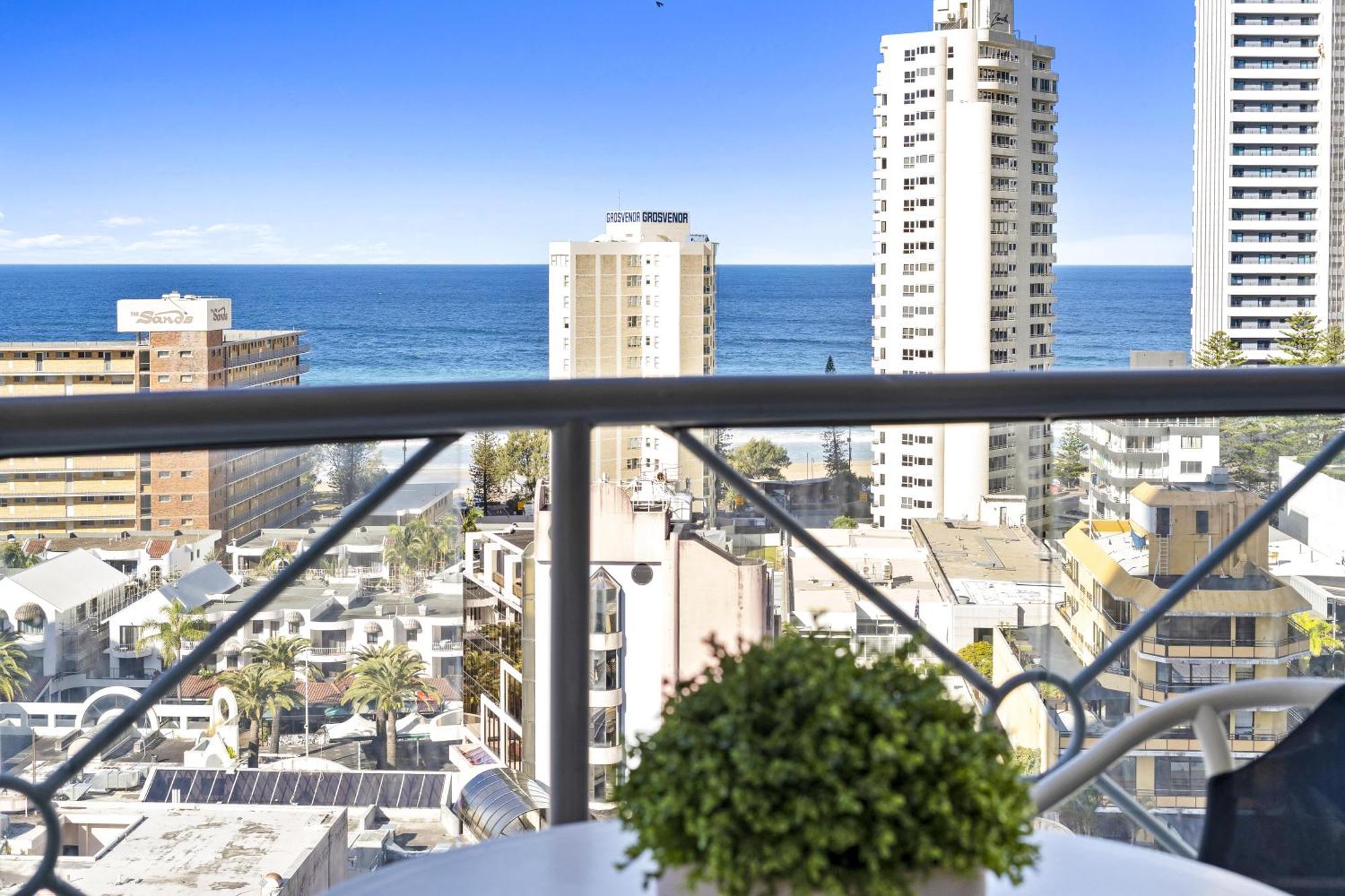 Chevron Renaissance Surfers Paradise Mid Week Madness Deal - Q Apartment